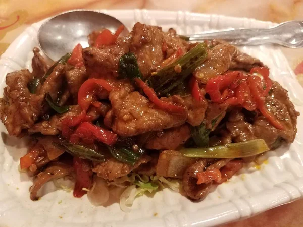 Κινέζικο Πικάντικο Βόειο Κρέας Πιπεριές Φάντασμα Στο Πιάτο — Φωτογραφία Αρχείου