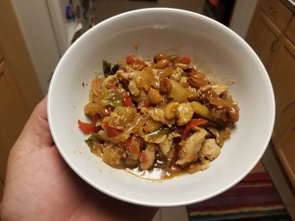 Mão Segurando Frango Cebolas Pimentas Comida Chinesa Tigela — Fotografia de Stock