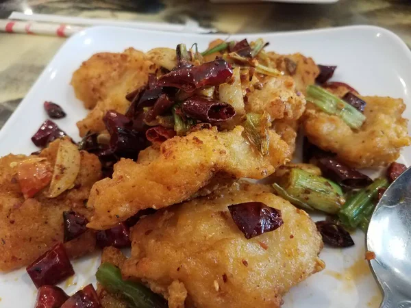 辛辣的中国鱼配红辣椒和勺子 — 图库照片