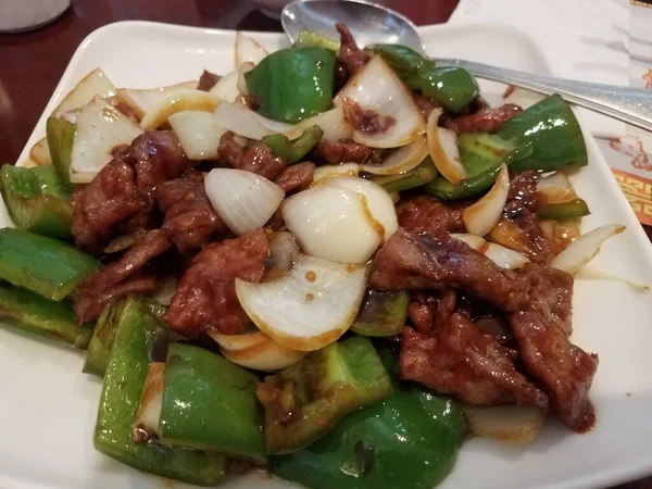 Kinesisk Mat Nötkött Skivor Med Många Gröna Paprika Och Lök — Stockfoto