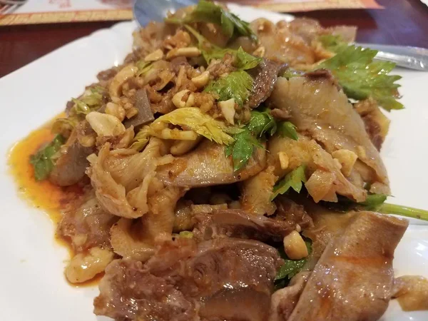Kinesisk Mat Nötkött Skivor Med Koriander Och Jordnötter Och Chiliolja — Stockfoto
