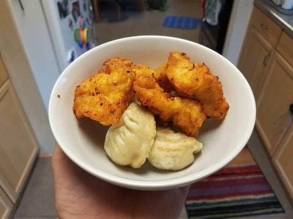 Mão Segurando Comida Chinesa Tigela Branca Bolinhos Fritos Peixe Picante — Fotografia de Stock