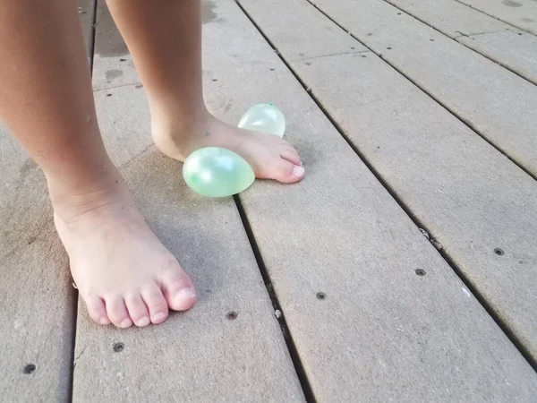 Kinderfuß Auf Wasserballon Beim Versuch Ihn Deck Platzen — Stockfoto
