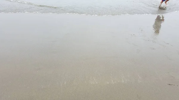 Kindvoeten Spetterend Water Het Strand Met Nat Zand — Stockfoto