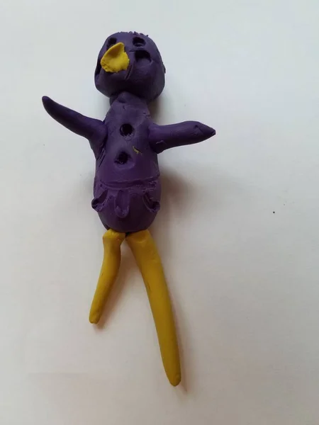 粘土で作られた紫と黄色の人の子供の芸術 — ストック写真