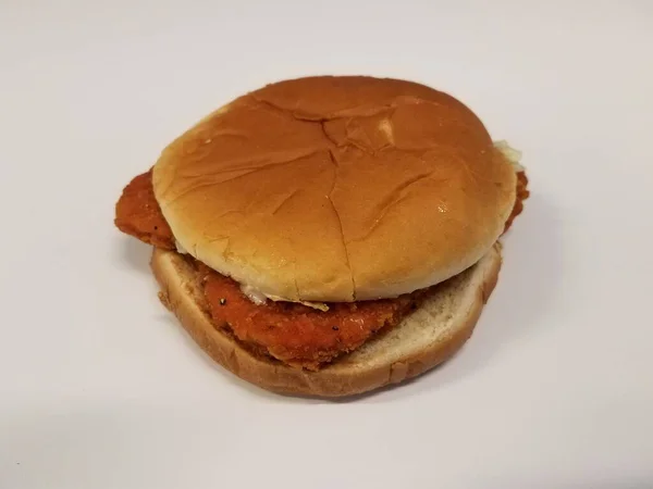 Sanduíche Frango Picante Pão Superfície Branca Mesa — Fotografia de Stock