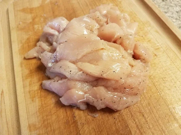 Tumpukan Daging Ayam Atau Unggas Yang Dibumbui Kayu Potong Papan — Stok Foto