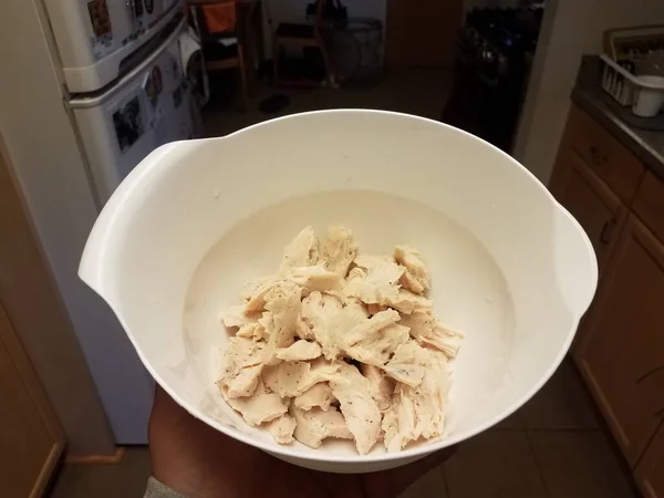 Mão Segurando Tigela Frango Temperado Tigela Branca Cozinha — Fotografia de Stock