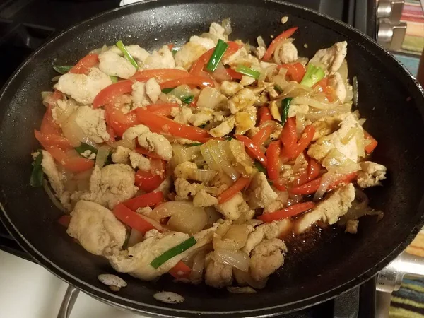 닭고기와 고추를 프라이팬이나 요리하는 — 스톡 사진