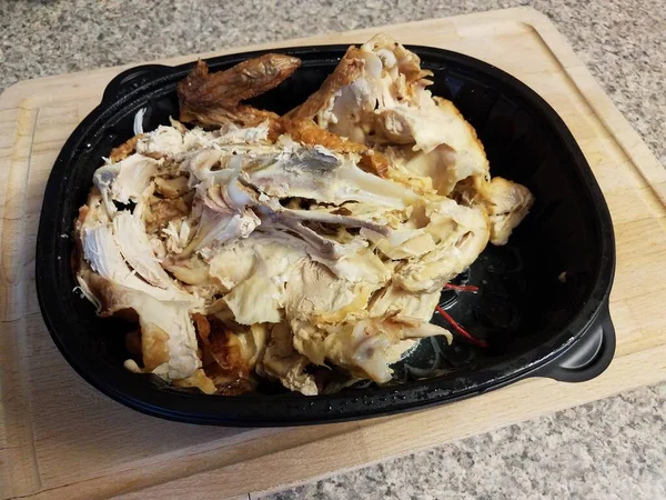 Sisa Ayam Dalam Wadah Plastik Hitam Papan Potong Kayu — Stok Foto