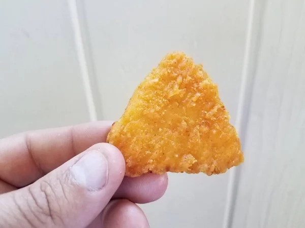 Triángulo Forma Pollo Tierno Mano Con Fondo Blanco — Foto de Stock