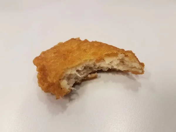 Bir Isırıkla Alınmış Lezzetli Bir Tavuk Nugget — Stok fotoğraf