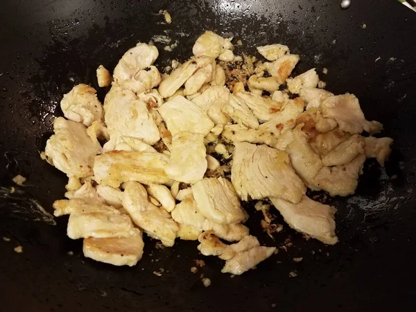 Surowe Mięso Kurczaka Gotowane Oleju Patelni Lub Patelni — Zdjęcie stockowe