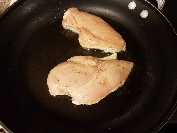 フライパンやフライパンで味付けした鶏の肉料理 — ストック写真