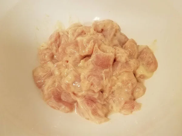 Poulet Cru Volaille Dans Bol Récipient Blanc Avec Marinade — Photo