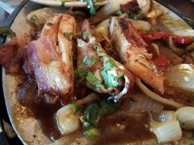 yarısı yenmiş tavuk, kişniş, pastırma ve soğan.