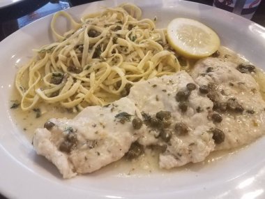 Kapari, makarna ve soslu tavuk göğsü.