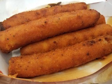 Birkaç yağlı ve baharatlı bufalo tavuğu konteynırda.