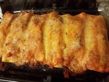 Eritilmiş sıcak peynirli tortilla ve sos cam fırın kabında ya da ocakta tepside.