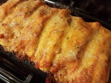Eritilmiş sıcak peynirli tortilla ve sos cam fırın kabında ya da ocakta tepside.