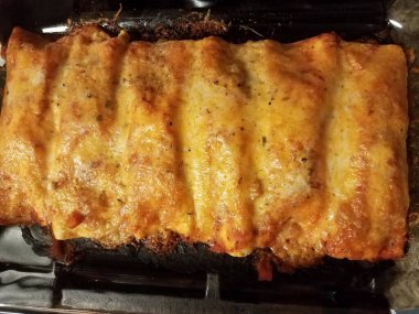 Eritilmiş sıcak peynirli tortilla ve sos cam fırın kabında ya da ocakta tepside.