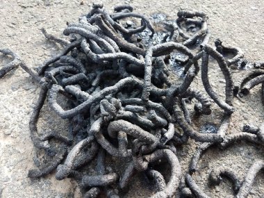 asfalt ya da asfalt üzerinde siyah kömür yılanı havai fişekleri