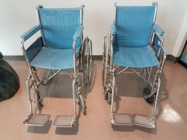 Engelliler için mavi tekerlekli sandalyeler ya da fayanslı kattaki yaşlılar için