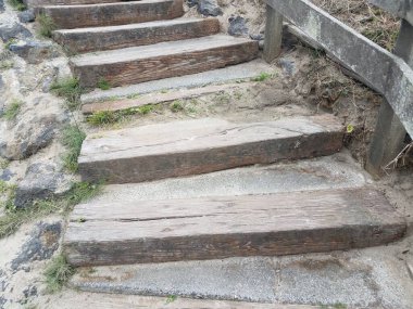 Çimento ve ahşap basamaklar veya basamaklı taşlar veya taşlar