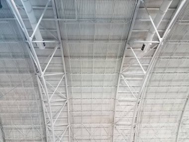 Bir sürü metal destek yapısına sahip bir tavan