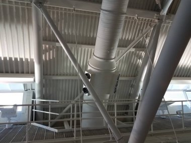 Bir sürü metal destek yapısına sahip bir tavan