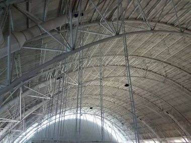 Bir sürü metal destek yapısına sahip bir tavan