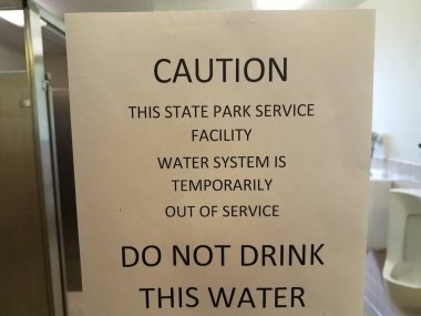 Dikkat et. Park 'taki tuvalette bu su işaretini içme.
