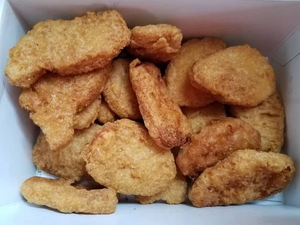 Stos Brązowego Smażonego Kurczaka Nuggets Białym Polu — Zdjęcie stockowe