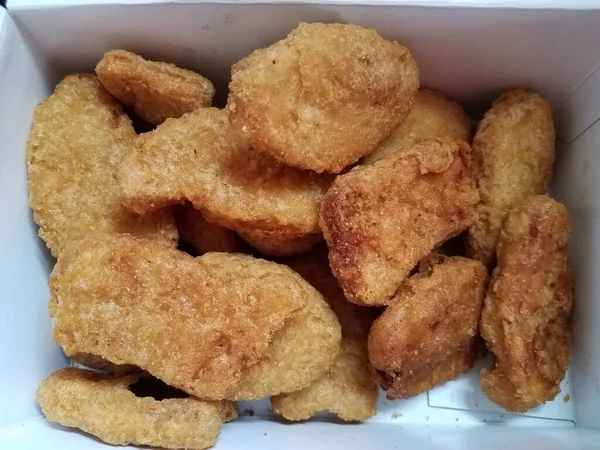 Stos Brązowego Smażonego Kurczaka Nuggets Białym Polu — Zdjęcie stockowe