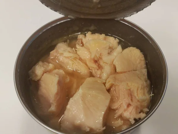 통조림으로 통조림 깡통에 국물을 — 스톡 사진