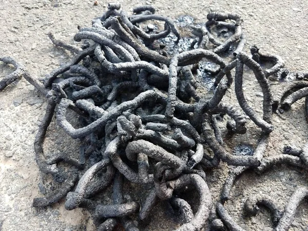 asfalt ya da asfalt üzerinde siyah kömür yılanı havai fişekleri