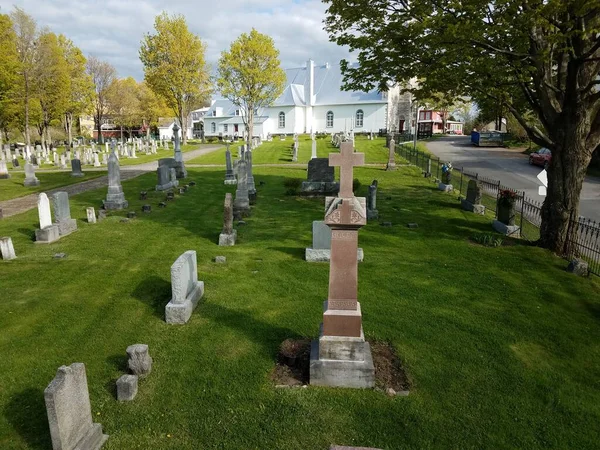 Hřbitov Kamennými Mramorovými Náhrobními Znaky Nebo Náhrobky — Stock fotografie