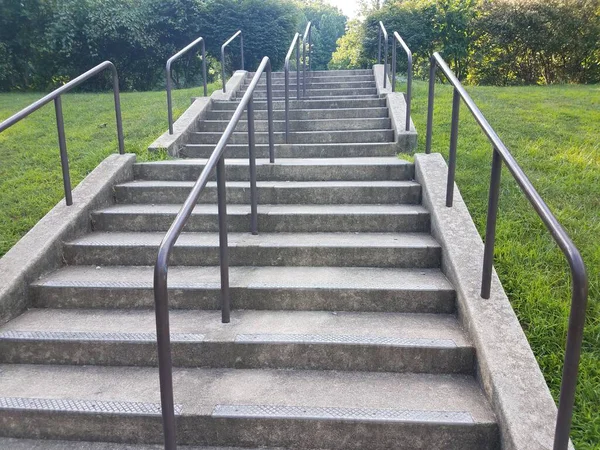 Betonnen Treden Trappen Met Metalen Leuning Groen Gras — Stockfoto