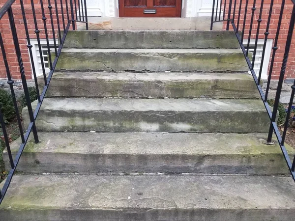 Escadas Cimento Degraus Com Trilhos Metal Construção Tijolos Vermelhos — Fotografia de Stock