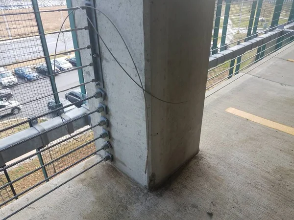 Otoparktaki Çimento Direğinde Güvenlik Kablosu Kırılmış — Stok fotoğraf