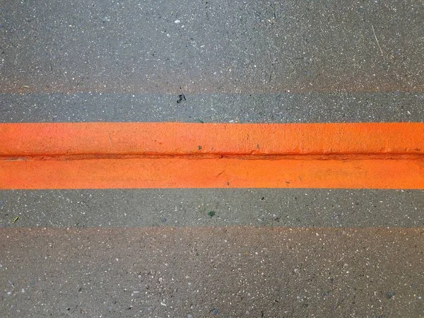 Неровный Серый Цемент Красной Оранжевой Полосой — стоковое фото