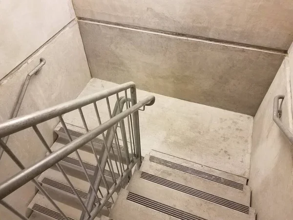 Gri Beton Merdivenler Veya Basamaklar Veya Merdiven Metal Parmaklıklar — Stok fotoğraf