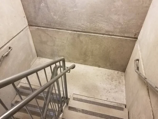 Gri Beton Merdivenler Veya Basamaklar Veya Merdiven Metal Parmaklıklar — Stok fotoğraf