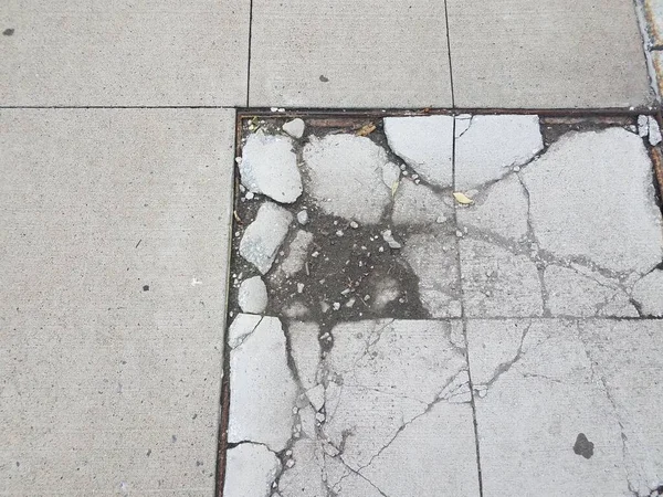 Beschadigde Gebroken Vervallen Grijze Cementtegels Trottoirs — Stockfoto