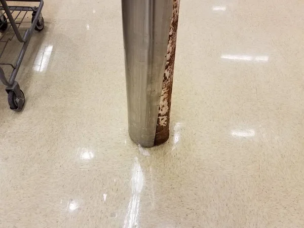 Uma Coluna Num Supermercado Com Uma Cobertura Metálica Partida — Fotografia de Stock