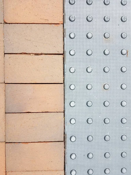 Серый Цемент Шипами Красными Кирпичами — стоковое фото