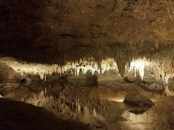 Коричневые Сталактиты Сталагмиты Пещере Пещере Водой Отражением — стоковое фото