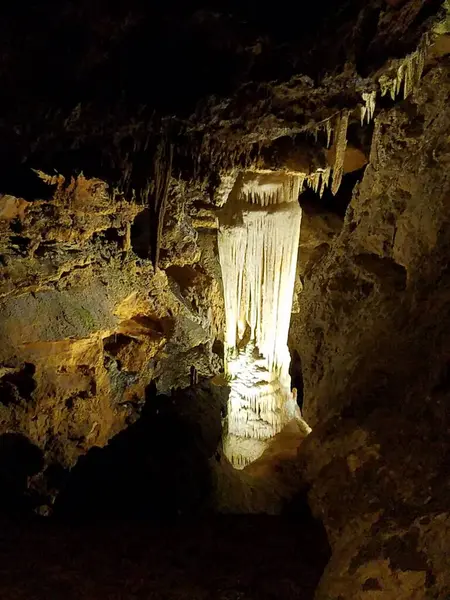 Estalactites Estalagmites Marrons Uma Caverna Caverna — Fotografia de Stock