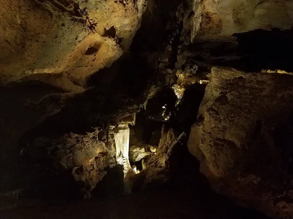 Stalactites Brunes Stalagmites Dans Une Grotte Une Caverne — Photo