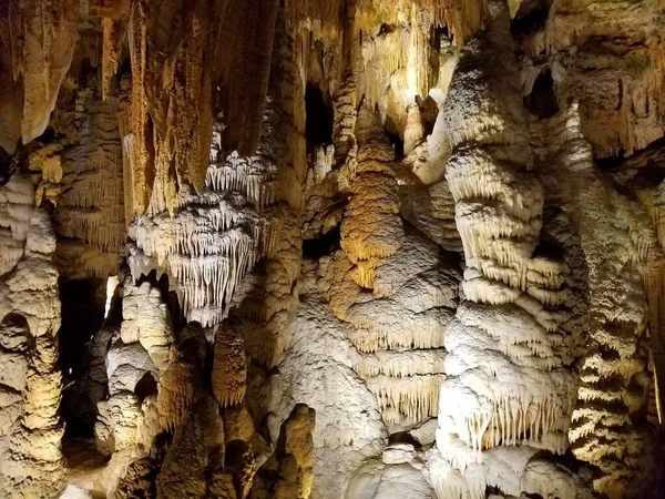 Estalactites Estalagmites Marrons Uma Caverna Caverna — Fotografia de Stock